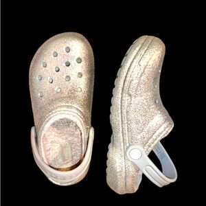 Crocs gray silver glittery fur lined shoes girl’s size 2